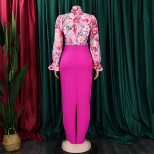 Vista posteriore della camicetta floreale in chiffon e gonna a tubino con spacco