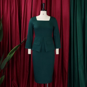 Detalle del vestido peplum verde oscuro con escote cuadrado y mangas de tres cuartos