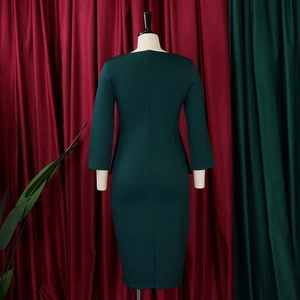 Detalle de la cremallera oculta y la abertura trasera en este vestido midi verde oscuro