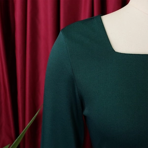 Detalle del escote cuadrado y textura de canalé fino en un vestido verde oscuro