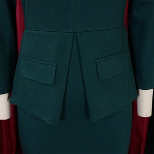Detalle de vestido peplum verde oscuro con volantes en cintura y bolsillos de solapa