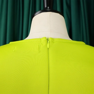Détail de la fermeture éclair invisible au dos de la robe de soirée vert fluo