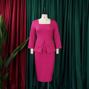 Detalle del vestido rosa rojo con escote cuadrado, cintura de peplum y bolsillos decorativos
