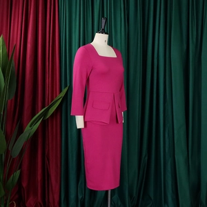 Detalle de vestido lápiz fucsia de manga larga con escote cuadrado y detalles de bolsillos