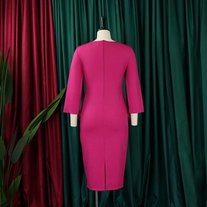 Detalle de vestido tubo rosa con cremallera trasera oculta y abertura inferior elegante