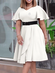 Elegantes weißes V-Ausschnitt Kleid mit schwarzem Gürtel und dekorativer Blumenbrosche