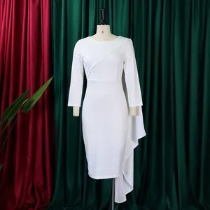 Détail d'une robe midi blanche avec drapé asymétrique à l'épaule et manches longues