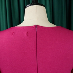 Primer plano de cremallera invisible y textura de punto de vestido ajustado color fucsia