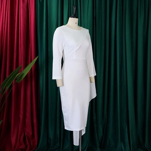 Détail de robe blanche à manches longues avec plissé asymétrique et ourlet irrégulier