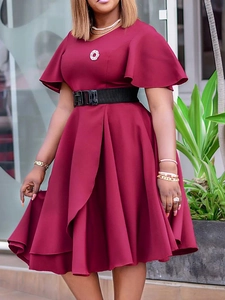 Elegantes burgunderrotes A-Linien-Kleid mit Glockenärmeln und schwarzem Gürtel für Damen