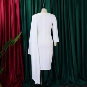 Vue arrière d'une robe moulante blanche asymétrique avec cape et fermeture éclair cachée
