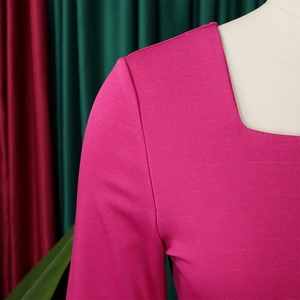 Detalle del escote cuadrado y el tejido de punto fucsia de textura fina del vestido