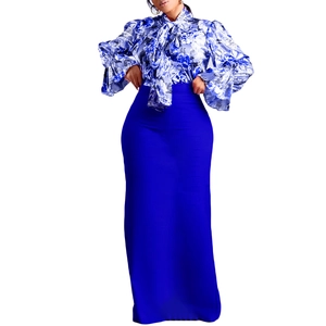 Set due pezzi da donna con camicetta floreale con fiocco e gonna lunga blu reale