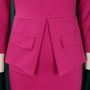 Detalle del vestido rojo rosa con solapas decorativas y diseño de pliegue invertido central