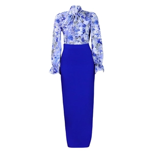 Dettaglio di camicia a fiori con fiocco e gonna lunga blu elegante per donne
