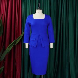 Detalle de vestido tubo azul real con escote cuadrado y bolsillos decorativos en la cintura