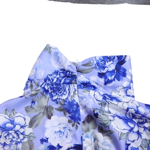 Dettaglio del collo alto con stampa floreale blu e zip invisibile sul retro del capo