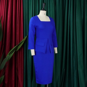 Detalle de la cintura de peplum y bolsillos con solapa en el vestido azul de cuello cuadrado