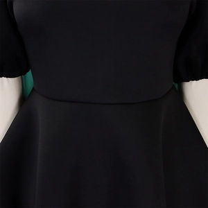 Gros plan sur la couture taille haute et le tissu texturé de la robe de soirée