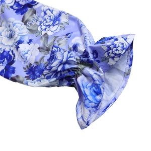 Dettaglio manica con stampa floreale e polsino elastico a volant su camicia elegante
