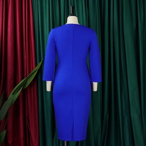 Detalle del vestido ajustado azul real con cremallera oculta y abertura posterior
