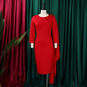 Détail de la robe moulante rouge élégante avec cape d'épaule et encolure ronde chic