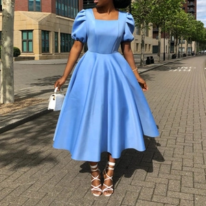Detailansicht des quadratischen Ausschnitts und der Puffärmel an diesem hellblauen Kleid