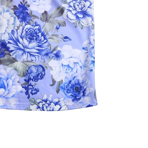 Vista dettagliata della stampa floreale e delle cuciture sulla camicia lunga blu