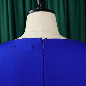 Detalle de la espalda del vestido azul real con cremallera invisible y tejido de punto