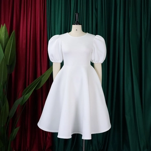 Détail d'une robe blanche à manches courtes bouffantes avec une coupe ajustée élégante