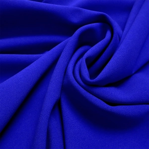 Dettaglio del tessuto chiffon blu reale con trama granulare e drappeggio elegante