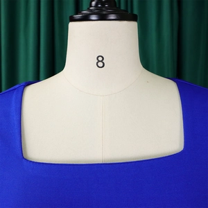 Detalle de vestido azul real con escote cuadrado y textura de punto elástico fino
