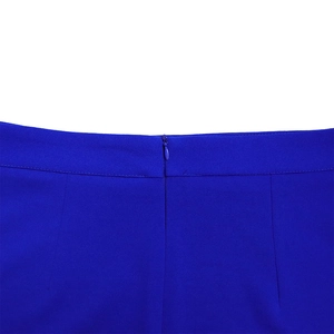 Dettaglio della vita di una gonna blu reale con cerniera invisibile e trama tessuta