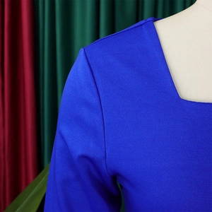 Detalle del vestido azul real con escote cuadrado y textura de punto acanalado