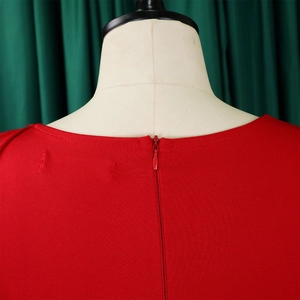 Détail de la robe rouge avec fermeture éclair invisible au dos et coutures soignées
