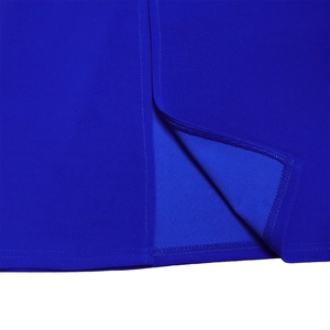 Dettaglio del tessuto blu reale con cuciture e orlo di alta qualità sul vestito lungo