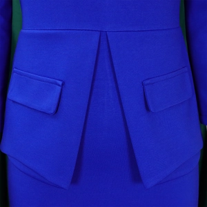 Vista macro de la cintura azul real con solapas decorativas y dobladillo tipo peplum