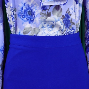 Dettaglio gonna a vita alta blu reale con camicia in chiffon a fiori lavanda