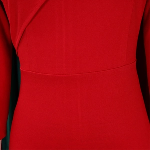 Détail d'une robe en tricot rouge avec plis croisés élégants et couture à la taille