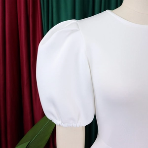 Gros plan détaillé des manches bouffantes blanches avec poignets élastiques sur une robe