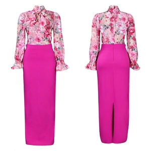Dettaglio della camicetta floreale con fiocco e gonna lunga fucsia set due pezzi
