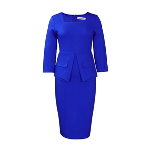 Detalle de vestido azul real con escote cuadrado, peplum en cintura y bolsillos decorativos