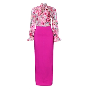 Dettaglio camicia floreale a maniche lunghe con lacci e gonna lunga a vita alta magenta