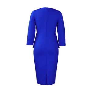 Vista trasera de vestido midi azul real con detalles de peplum y cremallera oculta atrás