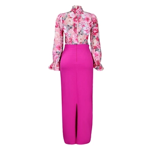 Dettaglio posteriore di una camicia a fiori rosa e di una gonna lunga fucsia coordinata