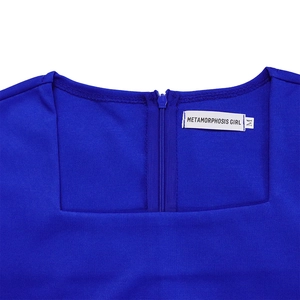 Detalle del escote cuadrado y cremallera invisible en este vestido azul real