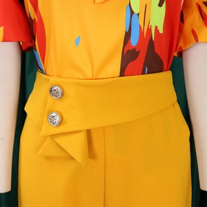 Detail der gelben Hose mit Metallschallen und Hemd mit abstraktem Kunstdruck