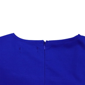Detalle del vestido azul real con cremallera trasera oculta y acabado del escote