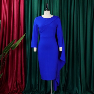 Détail de la robe crayon bleu roi à une épaule avec manche cape asymétrique élégante
