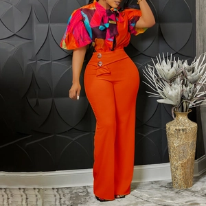 Schickes zweiteiliges Set mit abstraktem Print-Oberteil und orangefarbener Hose mit hohem Bund
